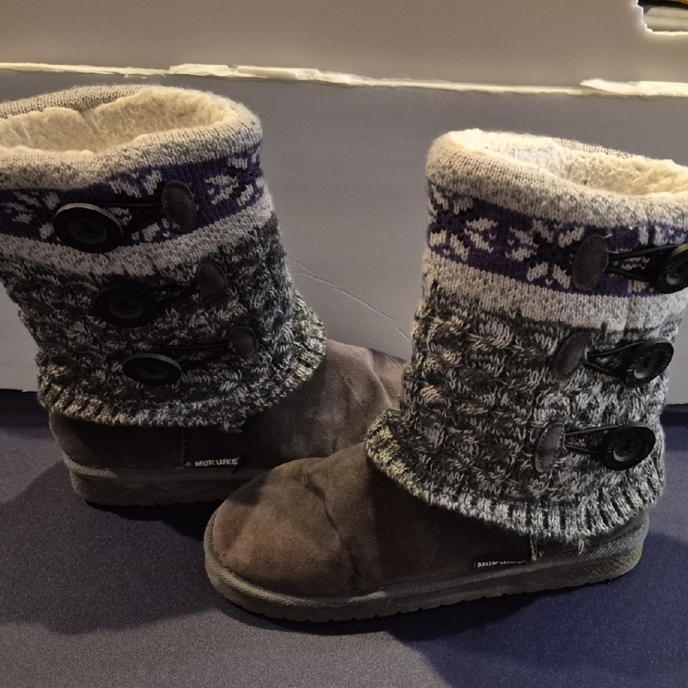 Cozy Knit Mukwks Button Boots Size 7